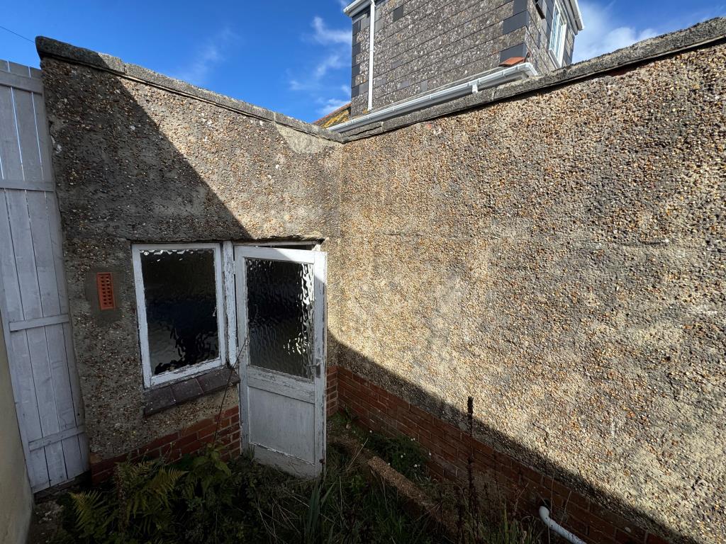 Lot: 20 - FORMER HAIRDRESSING SALON WITH POTENTIAL - Rear View
